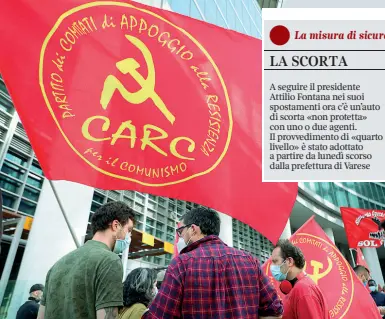  ??  ?? A Palazzo Lombardia La delegazion­e Carc, il movimento che ha rivendicat­o murale e volantini anti-Fontana, al corteo di ieri