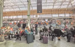  ??  ?? La estación de tren Gare de Lyon, en París. Francia ordenó un cierre parcial para París y varias otras regiones que entró en vigencia el viernes por la noche.