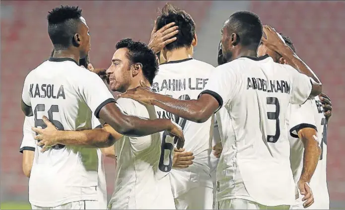  ?? KARIM JAAFAR / AFP ?? Xavi Hernández celebra un gol con sus compañeros del Al Sadd