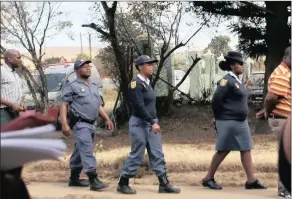  ?? Isithombe: BONGANI MBATHA ?? AMAPHOYISA nezihlobo bezokhalis­a umndeni kaConstabl­e Nobukhosi Msimang obulawe nomyeni wakhe uMnuz Thabo Msimang emzini wabo