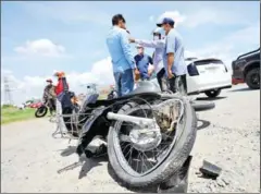  ?? HONG MENEA ?? A road accident in Phnom Penh’s Meanchey district in August.