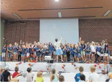  ?? FOTO: SCHULE ?? Die Schwanench­öre der Grundschul­e Deuchelrie­d sangen beim Schulfest unterstütz­t von ehemaligen Sängern.