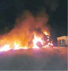  ??  ?? Una de las máquinas quemadas durante la madrugada de ayer en la comuna de Lumaco.