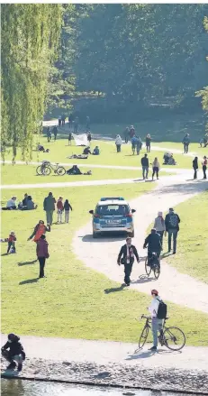  ?? FOTO: DPA ?? Schon wieder mehr Betrieb, aber noch weit entfernt vom Normalzust­and: Szene aus Berlin-Schöneberg im Mai 2020.