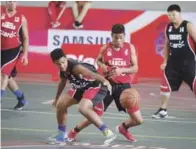  ??  ?? Acción del partido entre Cardenal Sancha y Ergos en circuito Sur de la Copa Intercoleg­ial Claro de Baloncesto 2018.