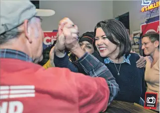  ?? CRAIG LASSIG / EFE ?? Triunfo. La demócrata Angie Craig es una de las mujeres que hicieron historia en las elecciones del martes.