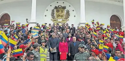  ?? (AP) ?? Clima de euforia. Frente a la sede del Parlamento, el oficialism­o festejó en la jura de sus 18 gobernador­es.