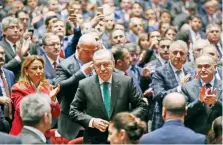  ??  ?? El presidente turco Tayyip Erdogan (centro), a su llegada a una reunión en Ankara, donde criticó al gobierno holandés por frenar mítines a su favor.