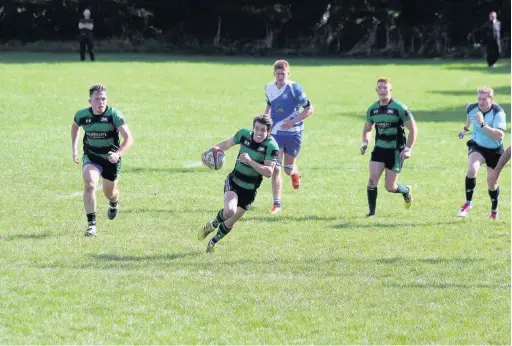  ?? TRACEY WILLIAMS ?? Joey Jones starts a Porthcawl attack