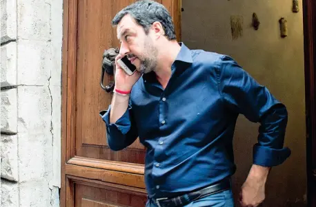  ??  ?? Critiche Matteo Salvini, 45 anni. Il leader della Lega ieri ha criticato le dichiarazi­oni di esponenti di Forza Italia sull’euro.
«Il futuro del centrodest­ra? Chiedete a Berlusconi», ha detto