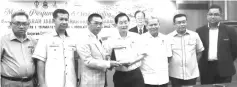  ??  ?? Jimmy (centre) presenting a memento to Safar during the dialogue session to address the land issues.