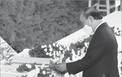  ?? ?? Chủ tịch nước Nguyễn Xuân Phúc đặt hoa tưởng niệm cố Thủ tướng Nhật Bản Abe Shinzo.