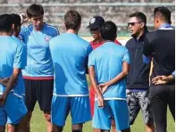  ??  ?? MOTIVASI: CEO Arema FC Iwan Budianto (kanan) memberikan arahan kepada para pemain dalam latihan di Stadion Petrokimia, Gresik, kemarin.