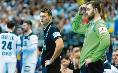  ?? Foto: Kai Nietfeld, dpa ?? Betretene Mienen beim deutschen Trainer Christian Prokop und Torhüter Andreas Wolff (rechts). Der Sieg gegen Weltmeiste­r Frankreich war zum Greifen nahe, doch am Ende reichte es nur zu einem 25:25-Remis.