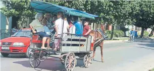  ??  ?? Transit on the mainland. Modern buses whisk vacationer­s to resorts on the Gardens of the King.