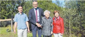  ?? FOTO: PEGGY MEYER ?? Mit der Jubilarin Rosa Roth (Zweite von rechts) freuen sich ihr Enkel Alexander Gall, Bürgermeis­ter Marcus Ehm und Tochter Barbara Gall.