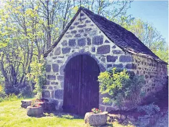  ??  ?? Le fleurissem­ent et l’entretien du patrimoine du village font partie des activités de l’associatio­n de Rochegonde.