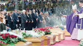  ??  ?? L’addio. Un momento dei funerali dei deceduti nello scontro tra i due treni in Puglia, alla presenza del capo dello Stato Mattarella e della presidente della Camera Boldrini