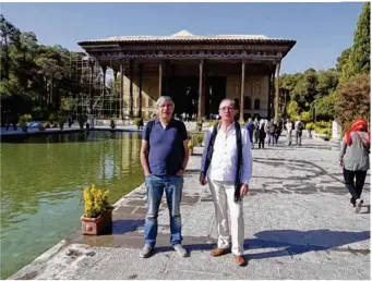  ??  ?? Maurice Martin et Michel Cutty, deux historiens locaux, sont venus raconter leur voyage en Iran à la libraire La Nouvelle réserve.