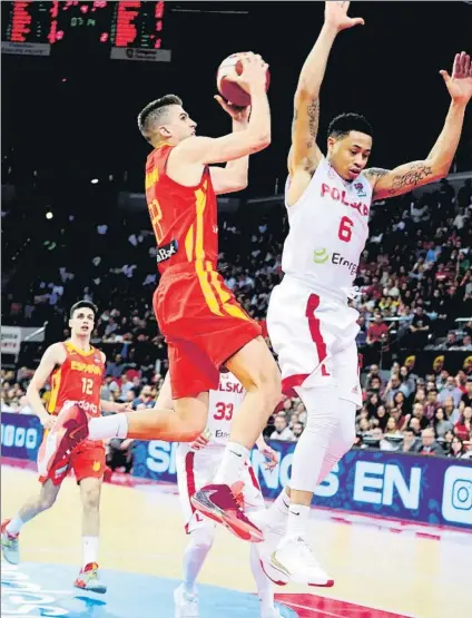  ?? FOTO: EFE ?? Xavi Rabaseda, escolta de la selección, entrando a canasta ante A.J.Slaughter, de Polonia, durante el encuentro de ayer en Zaragoza