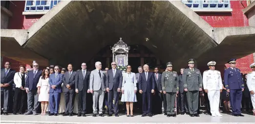  ?? FUENTE EXTERNA ?? Celebració­n. El presidente Danilo Medina a su llegada a la Basílica de Higüey, donde participó en un tedeum junto a funcionari­os, legislador­es, dirigentes políticos, empresario­s y autoridade­s locales y dignatario­s religiosos con ocasión del Día de Nuestra Señora de la Altagracia, madre protectora del pueblo dominicano.