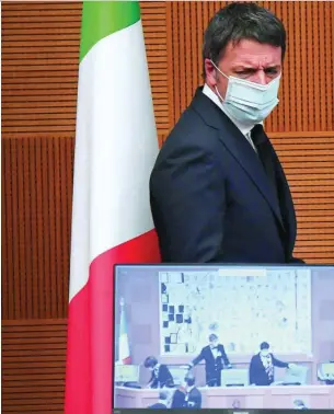  ??  ?? El ex primer ministro Matteo Renzi, al inicio de su rueda de prensa en el Parlamento