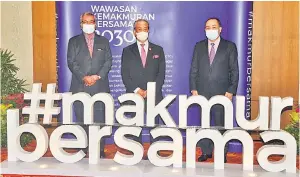  ??  ?? RAKAM KENANGAN: Muhyiddin (tengah) bersama Hajiji (kanan) dan Redzuan (kiri) merakamkan kenangan bersama sempena Sesi Balai Rakyat, Makmur Bersama@Sabah.
