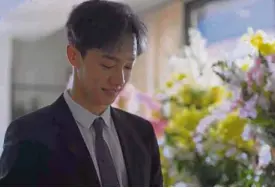  ??  ?? Lee Kikwang as best man in love with the bride in "It is Still Beautiful"