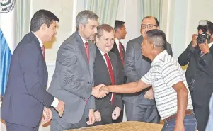  ??  ?? El presidente Mario Abdo saluda al líder indígena Eraclio Bareiro, ayer en Palacio de López. Observan el titular de la Corte, Eugenio Jiménez, y Mario Vega (izq.), del Indert.