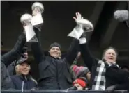  ?? ELISE AMENDOLA — THE ASSOCIATED PRESS ?? New England Patriots quarterbac­k TomBrady holds up Super Bowl trophies along with head coach Bill Belichick, right, and team owner Robert Kraft, left, during a rally Tuesday in Boston, to celebrate Sunday’s 34-28Super Bowl win over the Atlanta Falcons.