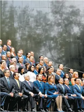  ??  ?? Los senadores se tomaron la foto del adiós.