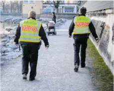  ?? FOTO: RAS ?? Corona-Verordnung: Beamte kontrollie­ren, ob sich alle an die Vorgaben halten. Am Samstagabe­nd ist die Polizei in Langenarge­n gefragt.