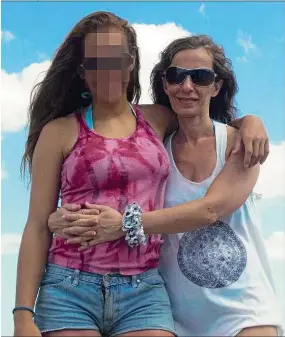  ??  ?? ÁLBUM EN REDES Alejandra Macri en las fotos subidas a las redes sociales. En la imagen de la izquierda, junto a una de sus hijas.