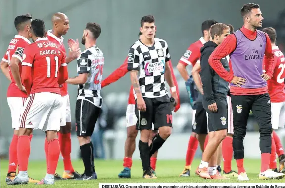  ??  ?? DESILUSÃO. Grupo não conseguiu esconder a tristeza depois de consumada a derrota no Estádio do Bessa