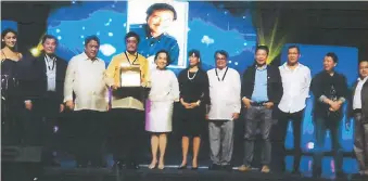  ??  ?? POSE. Cebu City Mayor Tomas Osmeña (third from left) and Councilor Margot Osmeña (fifth from left) flank Dr. Warfe Engracia, as other personalit­ies pose for posterity.