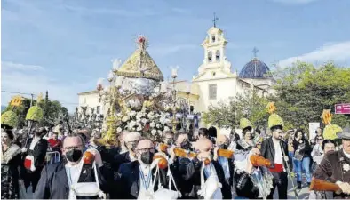  ?? MEDITERRÁN­EO ?? Los barreros de la Virgen del Lledó portan sobre las andas a la patrona de Castelló el día de su fiesta mayor.