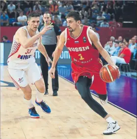  ?? FOTO: EFE ?? Alexey Shved, defendido por Marko Tomas. El escolta está jugando un gran torneo