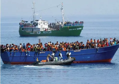  ?? Foto: Bundeswehr, dpa ?? Deutsche Marinesold­aten und das Regensburg­er Hilfsschif­f „Sea Eye“retten 60 Kilometer vor der libyschen Küste über hundert Migranten im Mittelmeer aus Seenot. Das Bild entstand am 12. April, als die Bundesmari­ne an einem einzigen Tag 1180...