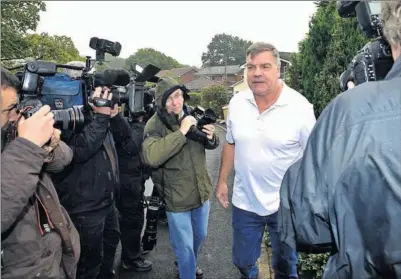  ??  ?? EL ADIÓS. Allardyce habló ante los medios para pedir perdón por sus palabras.