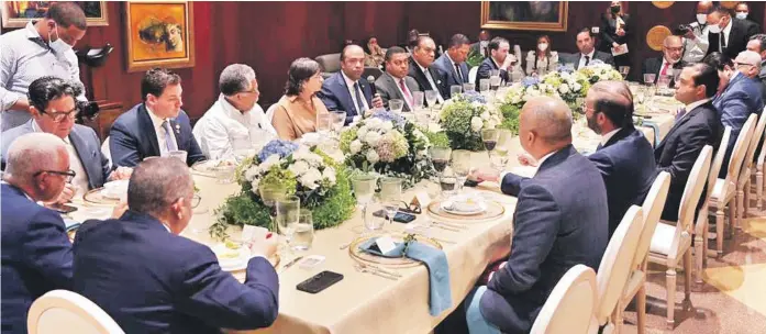  ?? FUENTE EXTERNA. ?? El administra­dor general del Banreserva­s, Samuel Pereyra, durante un almuerzo con los directores de medios, en el que informó sobre los indicadore­s del banco.