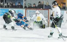  ?? FOTO: FLOWO ?? Manuel Merk (dunkles Trikot) und die SG Lindenberg/Lindau sind am Wochenende im Play-off-Viertelfin­ale gegen Holzkirche­n gefordert.