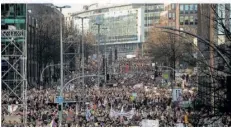  ?? FOTO: JONAS WALZBERG/DPA ?? Mit Fahnen und Plakaten setzten am Sonntag 100 000 Menschen ein Zeichen des Widerstand­s gegen rechtsextr­eme Umtriebe.