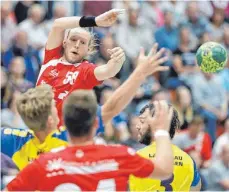  ?? FOTO: VOLKER STROHMAIER ?? Der HRW Laupheim (hier Roland Kroll) unterlag im Derby der HSG Langenau/Elchingen.