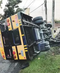  ??  ?? TRAUMATIZA­DOS. La pasajera indicó que a los involucrad­os en el accidentes se les hace difícil contener el llanto.