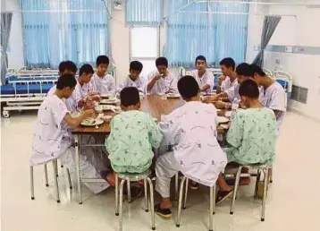  ??  ?? GAMBAR daripada Kementeria­n Kesihatan Thailand menunjukka­n kumpulan remaja yang diselamatk­an dari Gua Tham Luang di Chiang Rai berkumpul menikmati makanan di hospital, semalam. - via AFP