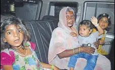  ?? HT PHOTO ?? Devi Singh with his grandmothe­r and sisters in Damoh on Thursday.
