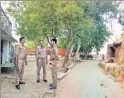  ?? DEEPAK GUPTA/HT PHOTO ?? Roads wear a deserted look, as police officials keep vigil on movement of people in Unnao on Tuesday.