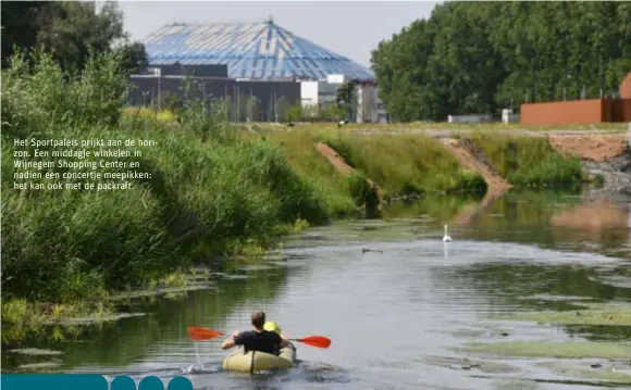  ??  ?? Het Sportpalei­s prijkt aan de horizon. Een middagje winkelen in Wijnegem Shopping Center en nadien een concertje meepikken: het kan ook met de packraft.