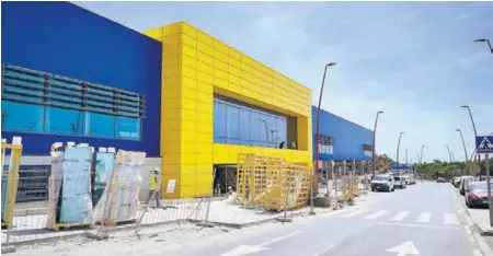  ?? ?? GRAN AVANCE Las obras de Ikea se encuentran ya en su recta final a dos meses de la apertura de la que será la primera tienda del gigante sueco en la provincia de Almería.
JUAN SÁNCHEZ