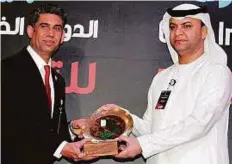  ?? Courtesy: Organiser ?? Ahmad Hamdan Al Zayoudi, President UAE Taekwondo Federation receiving a memento from Col Waseem Ahmad Janjua at the Fifth Fujairah Internatio­nal Taekwondo Championsh­ip.
